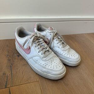 Nike Air Force 1 - pink swoosh detailing